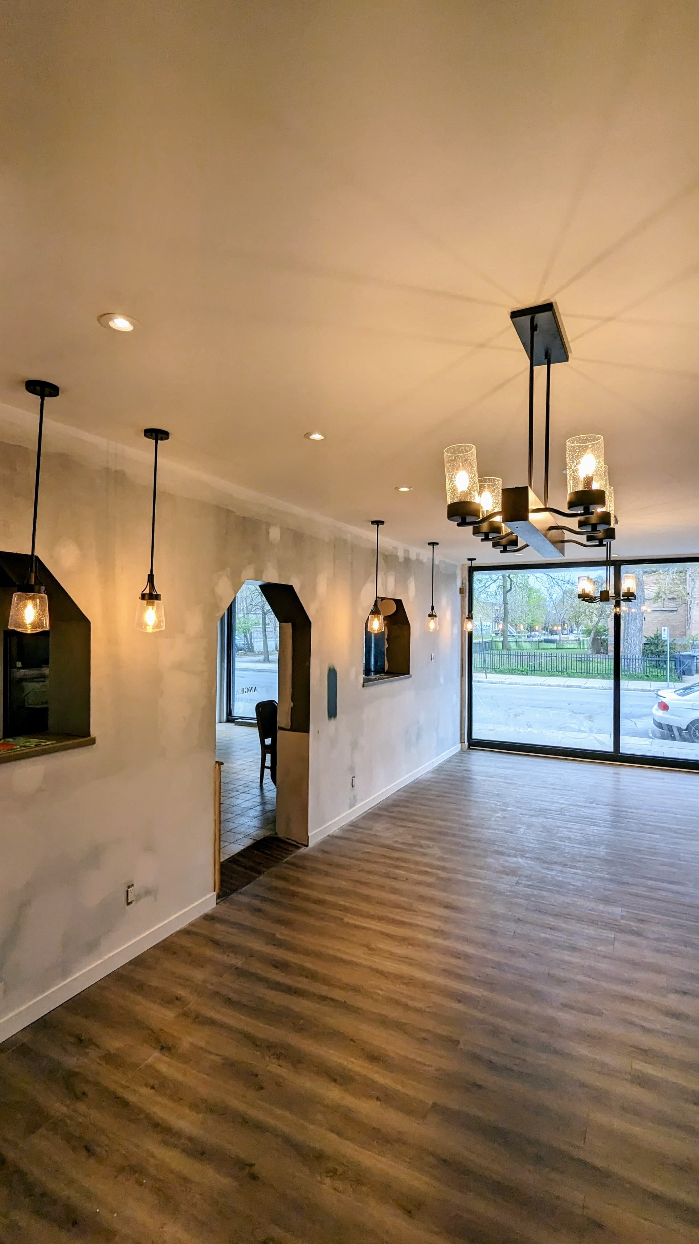 Installation luminaires suspendus commercial Montréal